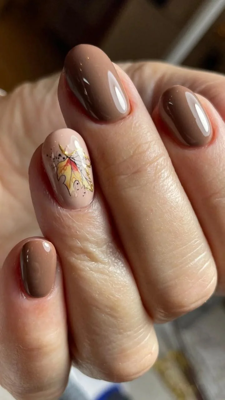 Manicura semipermanente en tono moka glaseado con diseño de hoja dorada