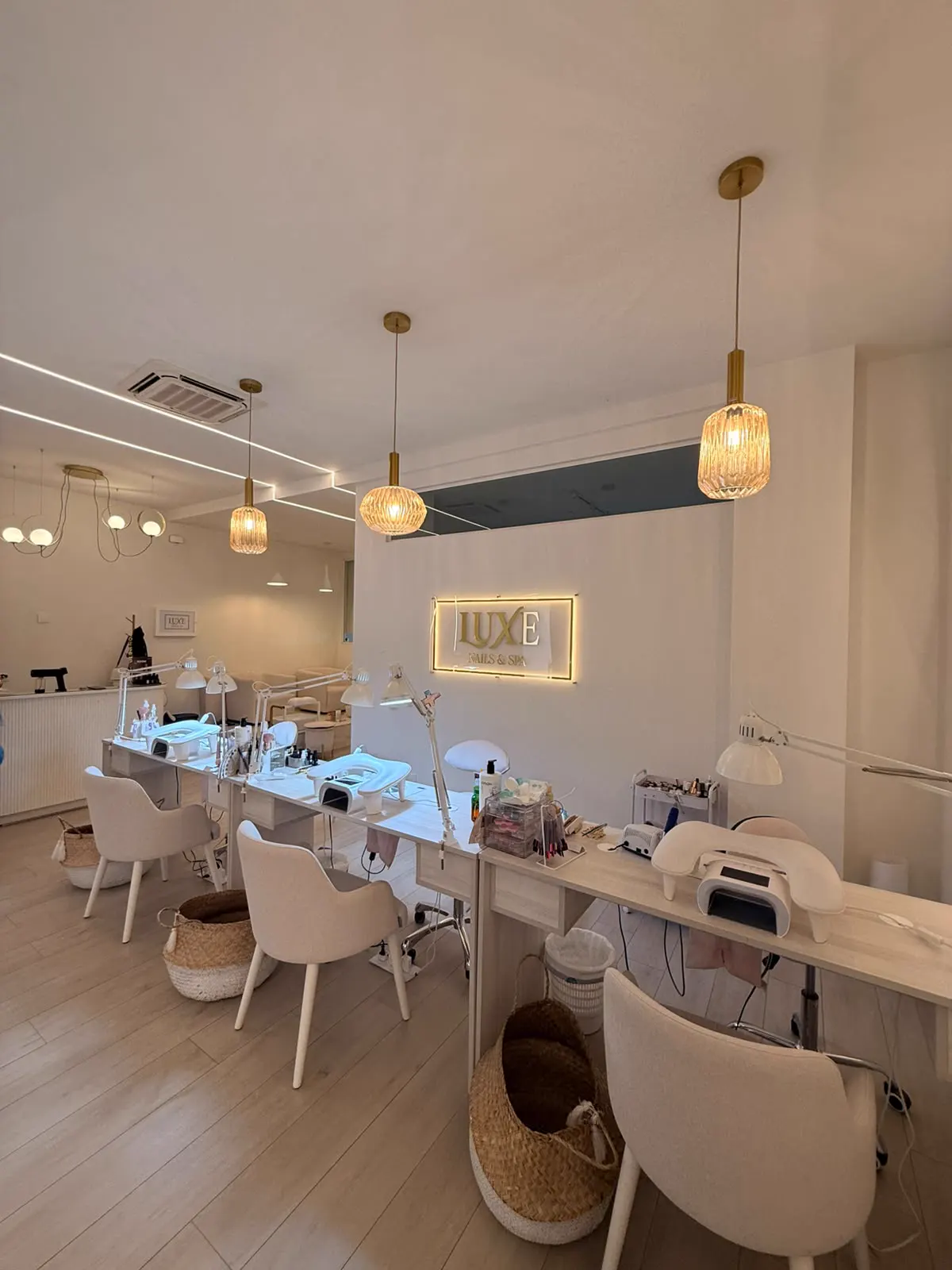 Zona de manicura de Luxe Nails & Spa en Miguelturra, con el letrero dorado iluminado al fondo