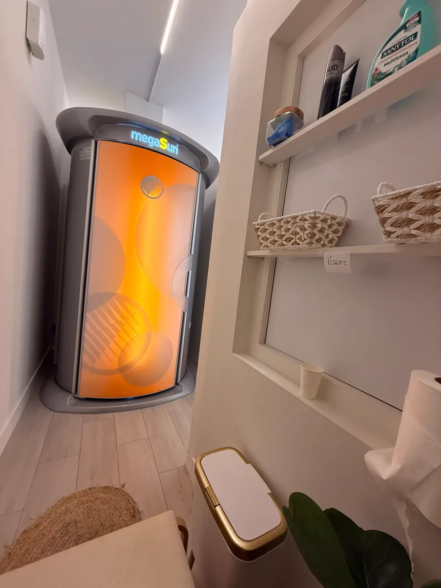 Sala de bronceado de Luxe Nails & Spa, con la cámara vertical de rayos UVA MegaSun encendida